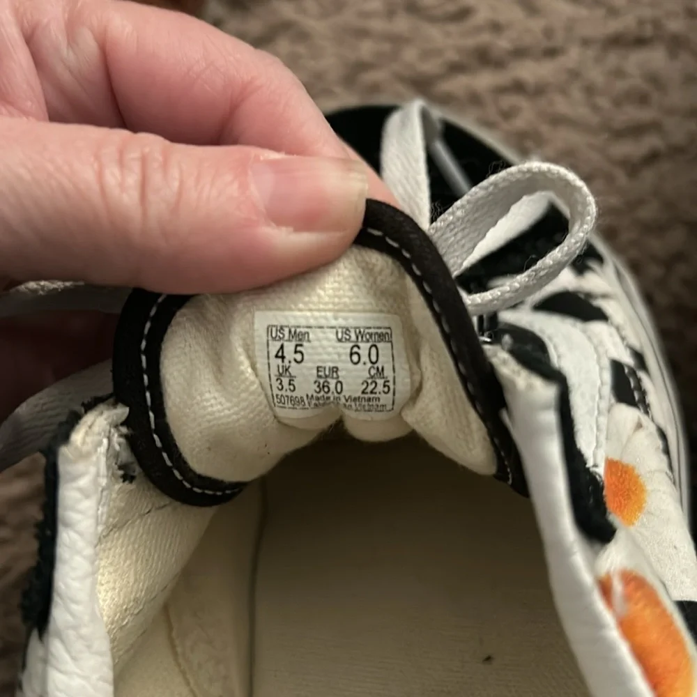 Like new women’s vans size 6 - Picture 6 of 6